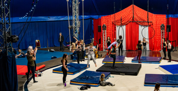 ecole_de_cirque-cours_a_l_annee-vignette